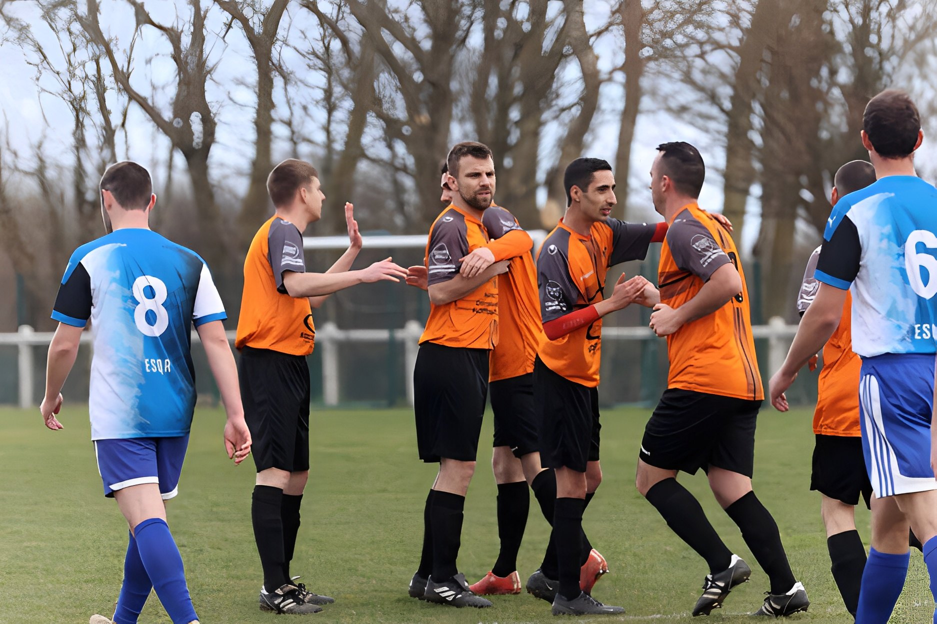 Les joueurs de l'ASS Urville-Nacqueville se félicitent sur le terrain après une action